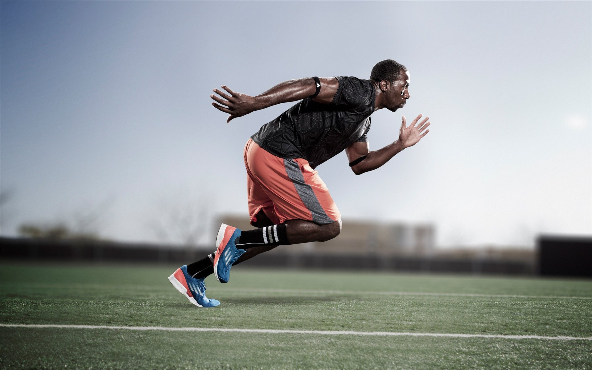 米兰体育下载-球员挑战高强度训练自我突破展现不服输的职业拼搏精神，职业球员训练强度多大