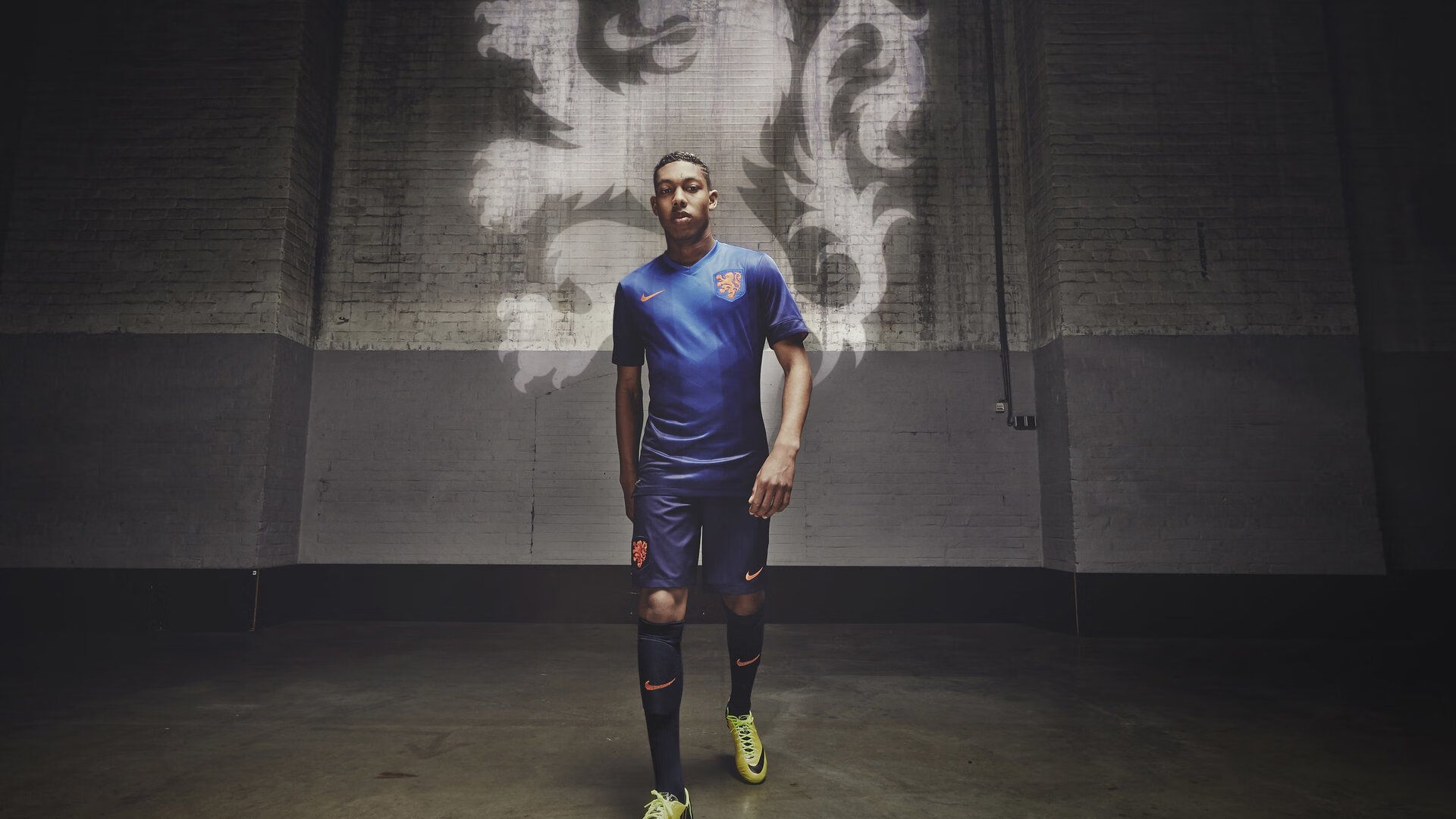 ac米兰官网-英超战火纷飞:每一次攻门都扣人心弦,英超战术分析